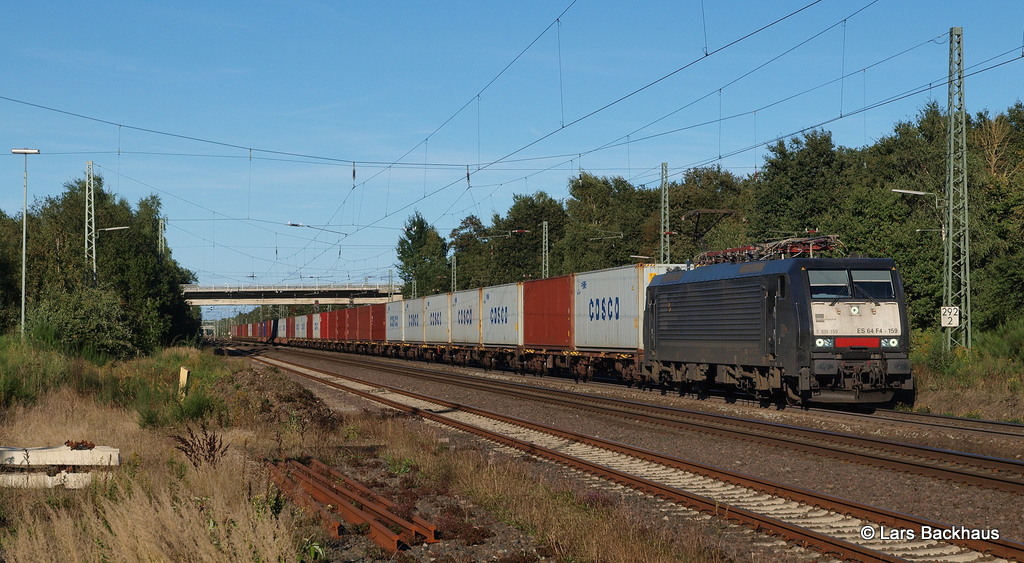ES 64 F4-159 METRANS eilt am 29.09.13 mit einem Containerzug im Abendlicht durch Scheeel Richtung Bremen.