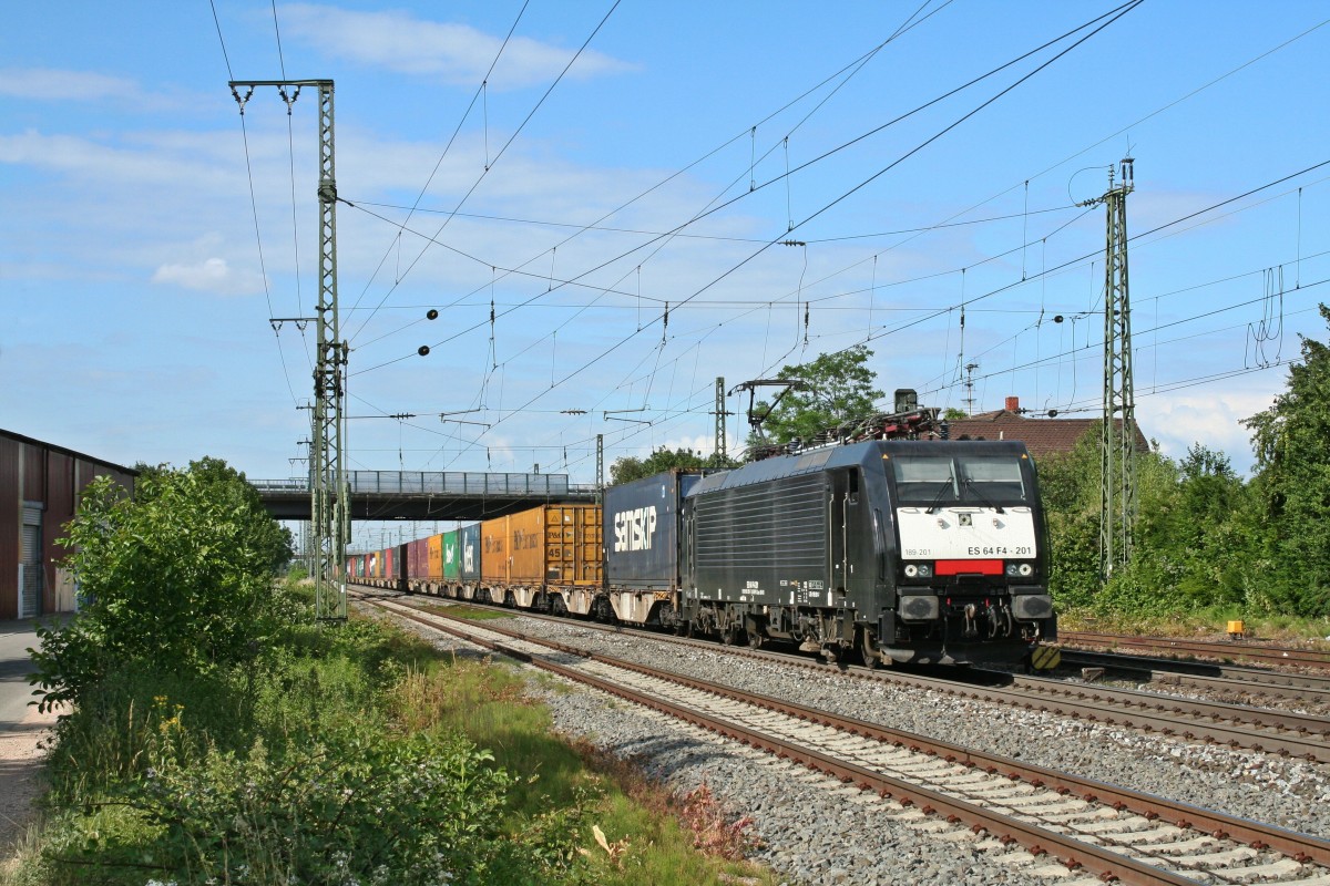 ES 64 F4-201 mit dem 43651 von Wanne-Eickel nach Melzo am Nachmittag des 14.06.14 in M�llheim (Baden).