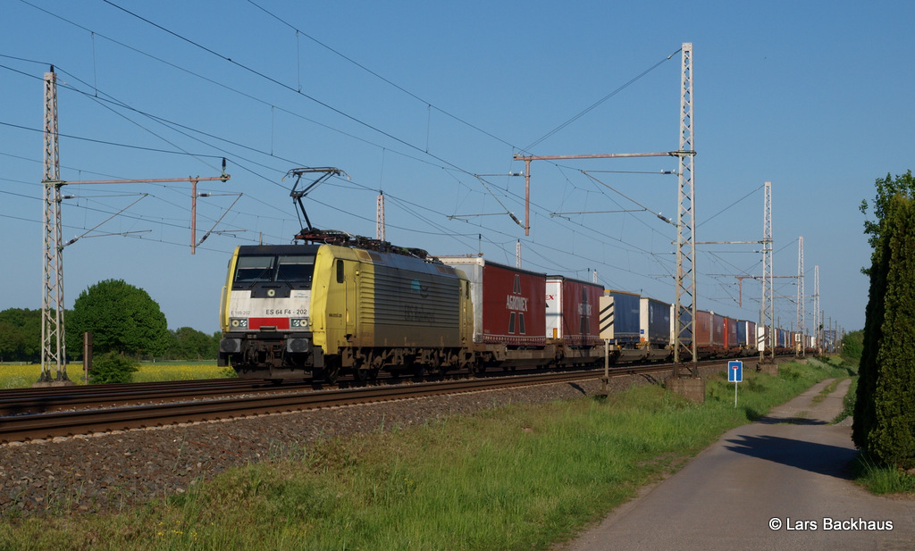 ES 64 F4-202 ERS Railways rollt am 15.05.15 mit ihrem KLV durch Dedensen/Gümmer Richtung Wunstorf.