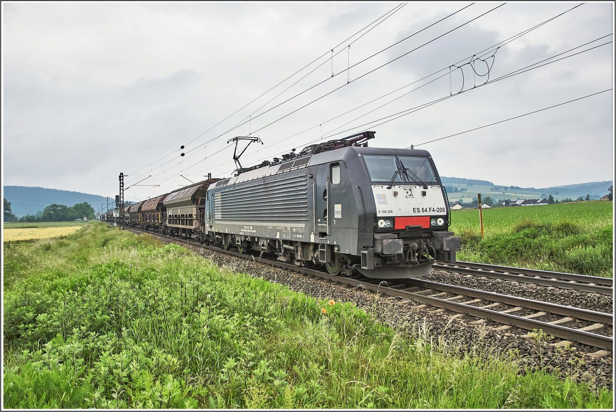 ES 64 F4-208 (E189 208) ist am 10.06.2020 mit einen Kali bei Reilos in Richtung Bebra unterwegs.