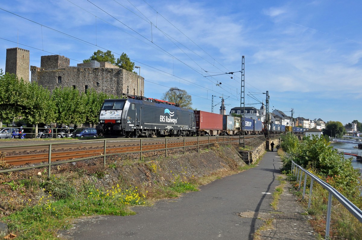 ES 64 F4-208 der ERS mit Containern Nordwrts auf der Rechten Rheinstrecke.Aufgenommen in Rdesheim am Rhein am 3.10.2013