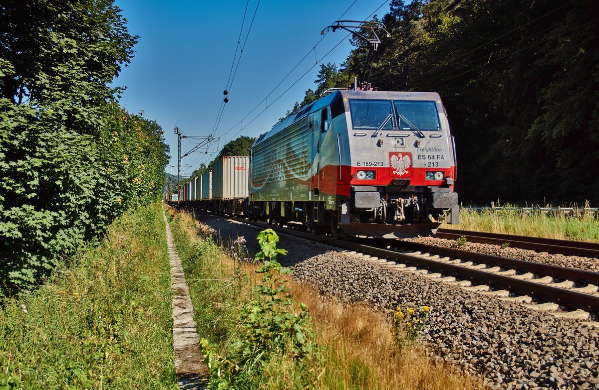 ES 64 F4-213 (E 189-213) von Unked Rail ( sehr selten auf dieser Strecke) ist am 20.07.16 bei Burghaun in Richtung Süden unterwegs.Abstand zum Fahrenden wurde gewahrt.