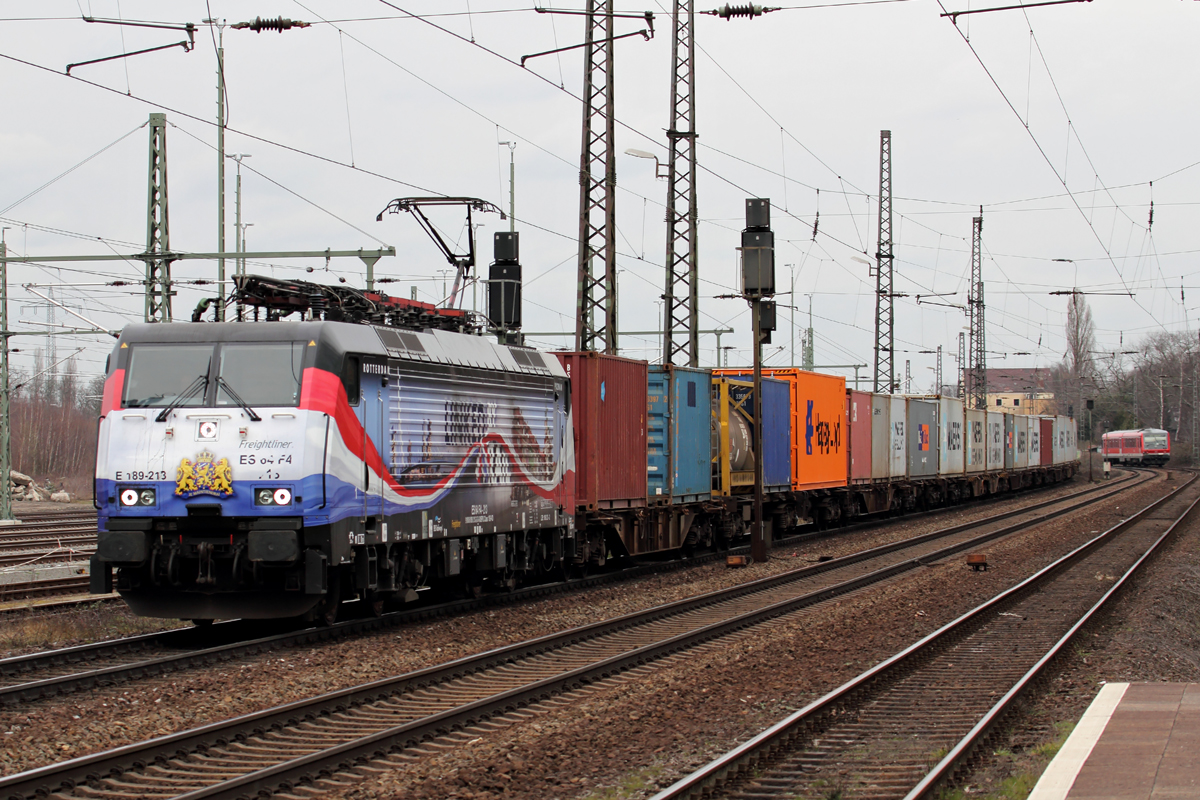 ES 64 F4-213 mit dem Rotterdam-Poznan Shuttle durchfährt Duisburg-Bissingheim 26.3.2015