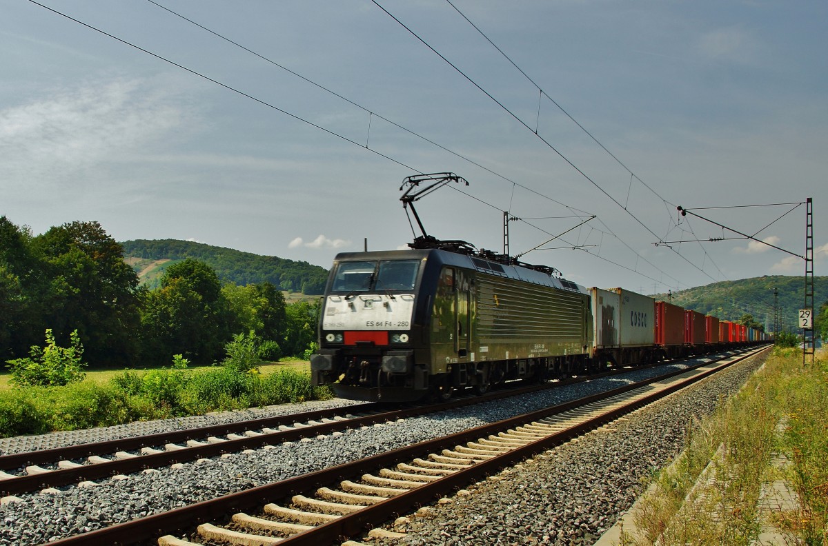 ES 64 F4-280 (189 280) von MRCE hat eien Containerzug am Haken und fährt in Richtung Würzburg und wurde am 12.08.15 bei Gambach abgelichtet.