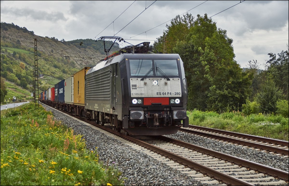 ES 64 F4-280 (E189-280) von MRCE ist am 07.09.2017 mit einen Containerzug in Richtung Norden bei Gambach unterwegs.