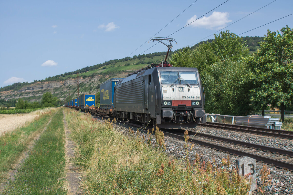 ES 64 F4-281 (193 281) mit einem Walterzug in Richtung Süden gesehen in Thüngersheim am 04.07.2023