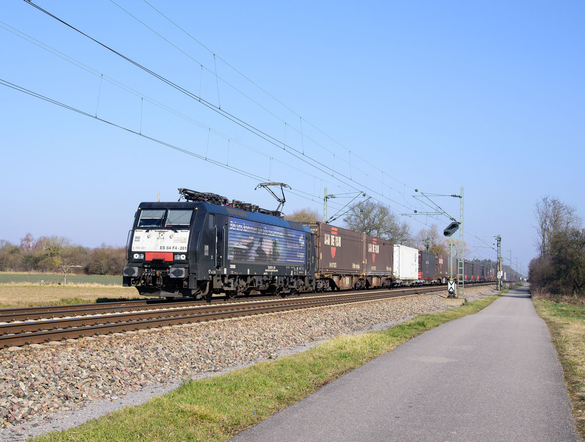 ES 64 F4-281 Bayernhafen mit Containern in Richtung Karlsruhe.(Stutensee 24.2.2018).