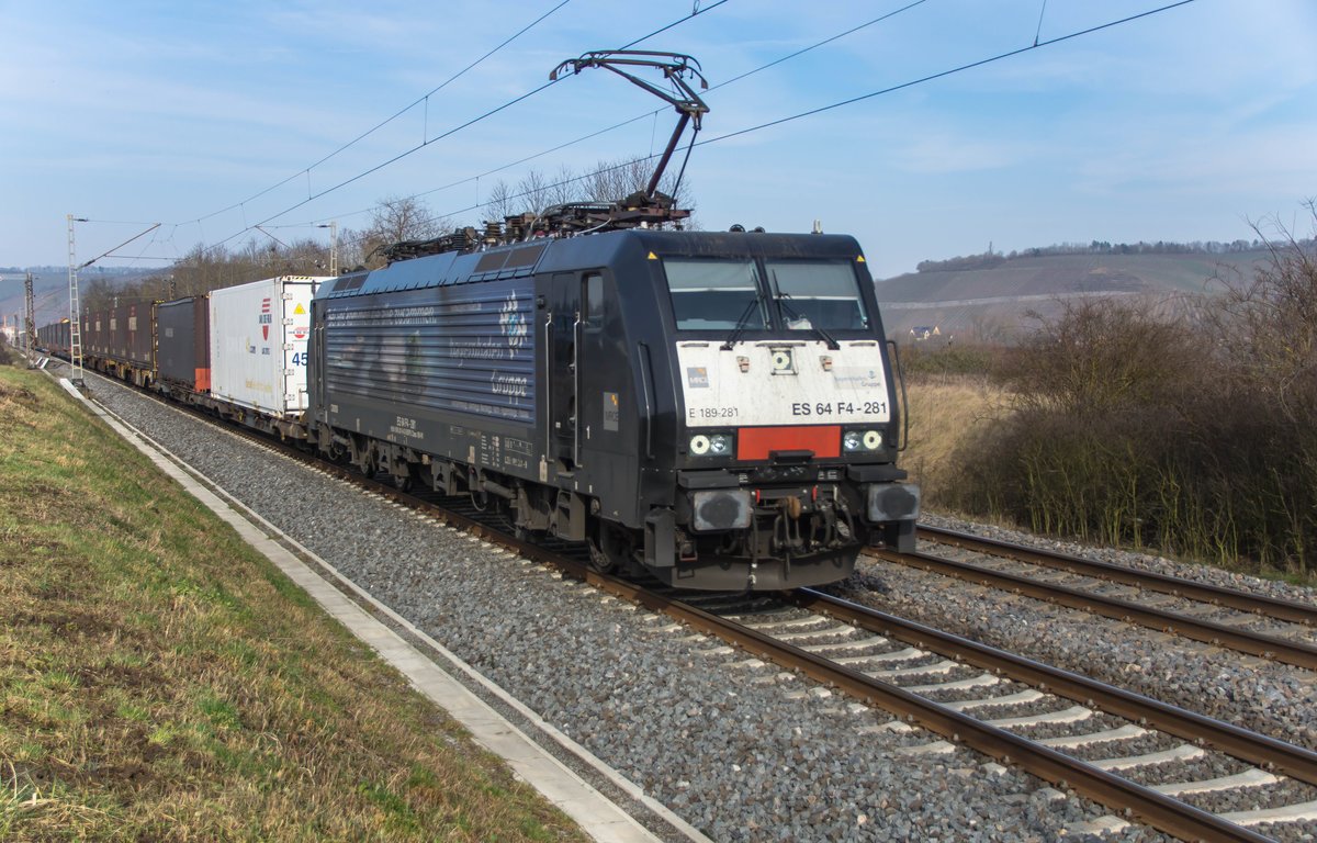 ES 64 F4-281 (E189-281) ist mit einen Containerzug am 07.02.2018 bei Würzburg/Süd unterwegs.