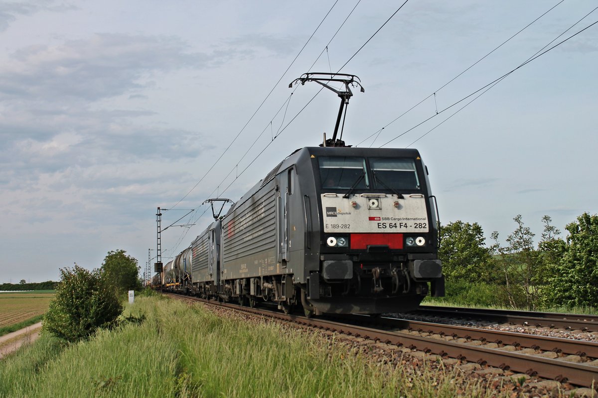 ES 64 F4-282 (189 282-7)  SBB Cargo International  am 12.05.2015 zusammen mit ES 64 F4-102 (189 102-7)  SBB Cargo International  und dem BASF-Zug 49069 (Ludwigshafen BASF Ubf - Muttenz) bei Hügelheim.