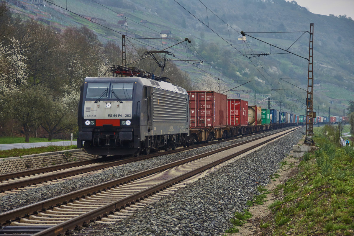 ES 64 F4-283 (E 189 283) von MRCE ist am 12.04.16 mit einen Containerzug bei Gambach unterwegs.