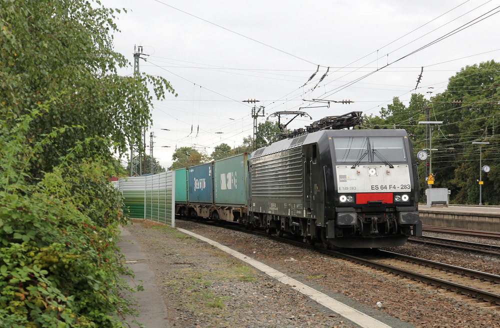 ES 64 F4-283 mit einem KLV-Zug am 6. Oktober 2016 in Mainz-Bischofsheim.
