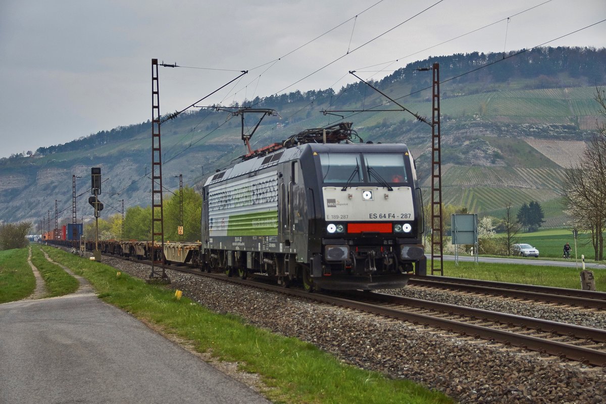 ES 64 F4-287 ( E 189 287) von MRCE ist hier am 12.04.16 mit einen Containerzug bei Thüngersheim zu sehen.