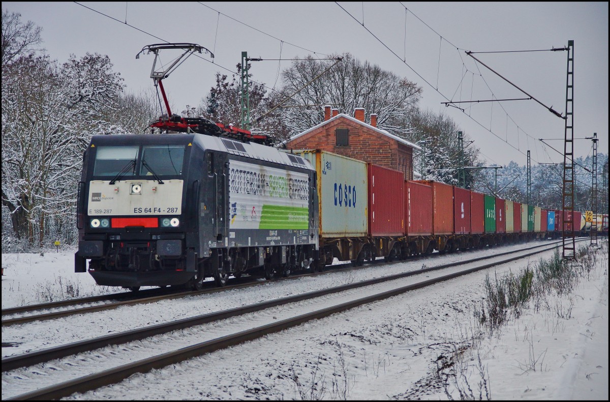 Es 64 F4-287 (E189-287) von MRCE ist am 19.01.16 mit einen Containerzug bei der Durchfahrt von Vollmerz zu sehen.