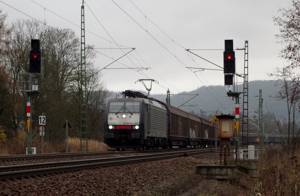 ES 64 F4 - 289 MRCE für TXL mit DGS 48804 Pordenone - Rostock Seehafen am 23.11.2013 in Rothenkirchen Richtung Saalfeld. 