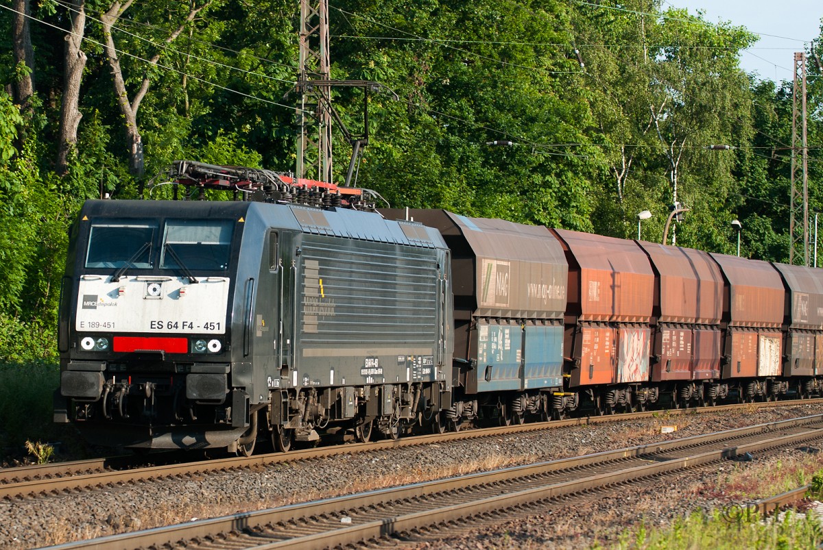 ES 64 F4-451 MRCE bei der Durchfahrt von Ratingen-Lintorf am 10.06.2015