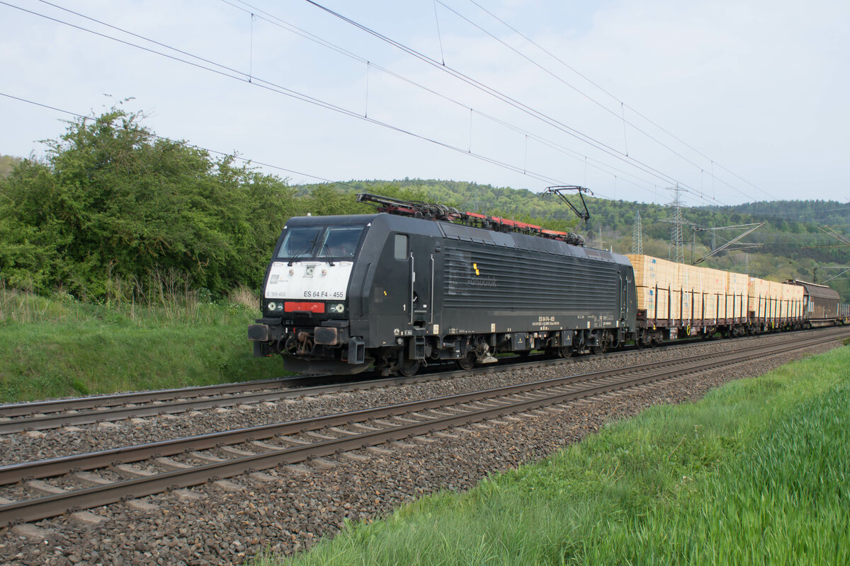 ES 64 F4 -455 (E 189 455) mit einem Mischer in Richtung Fulda am 04.05.2022 bei Reilos.