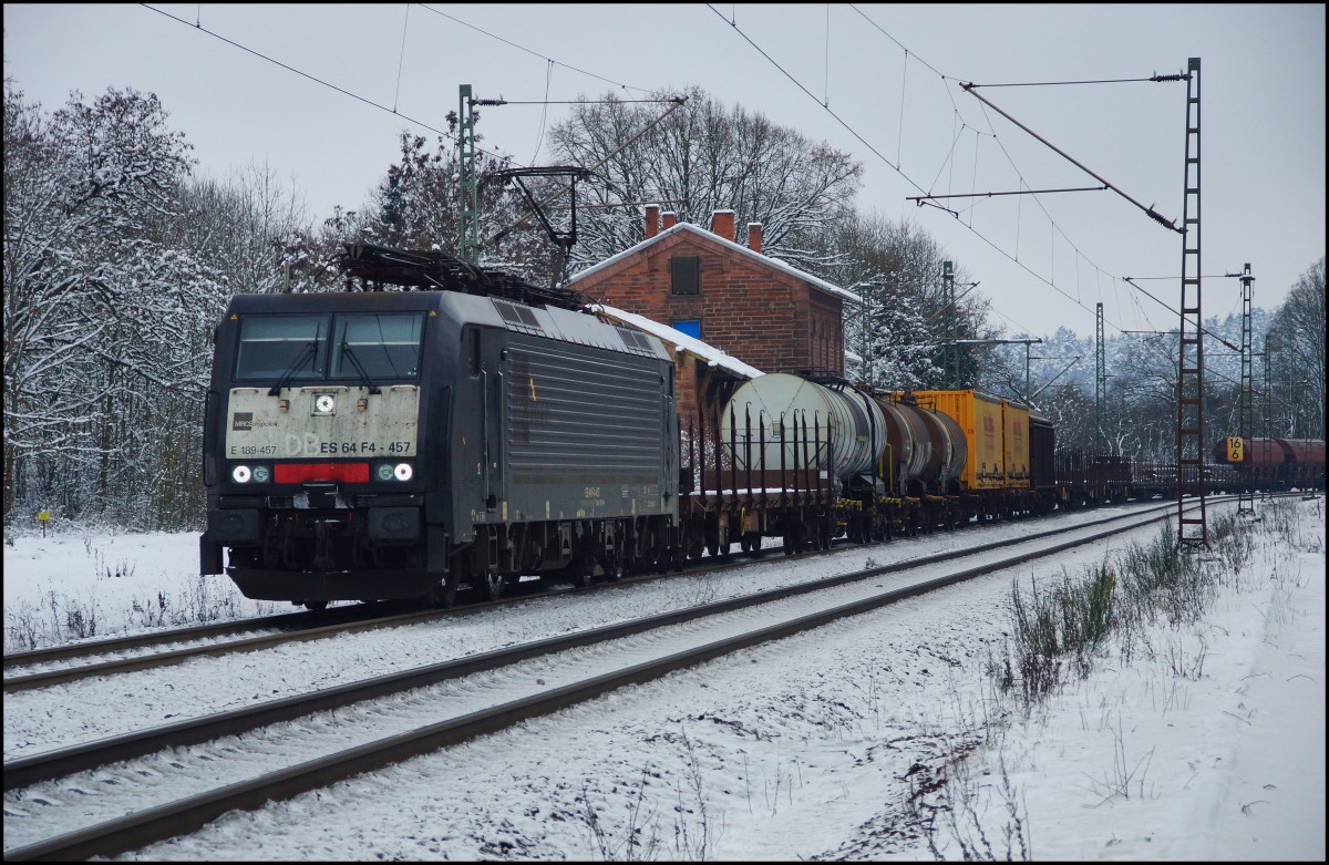 ES 64 F4-457 (E189-457)von MRCE durchfährt mit einen gemischten Güterzug den alten Bhf.von Vollmerz am 19.01.16.