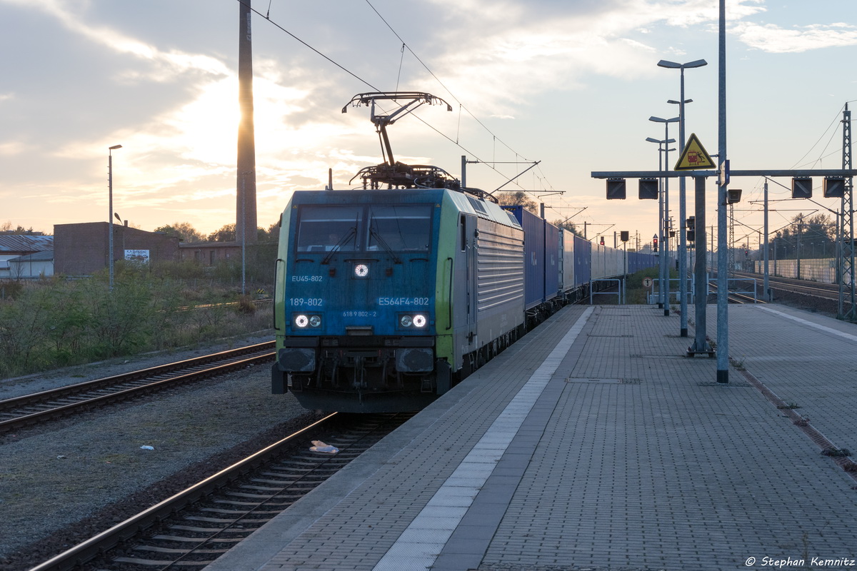 ES 64 F4 - 802 (189 802-2) MRCE Dispolok GmbH für PKP Cargo S.A.  EU45-802  mit einem Containerzug, bei der Einfahrt in Rathenow und fuhr später weiter in Richtung Wustermark. Netten Gruß an den Tf! 05.11.2015