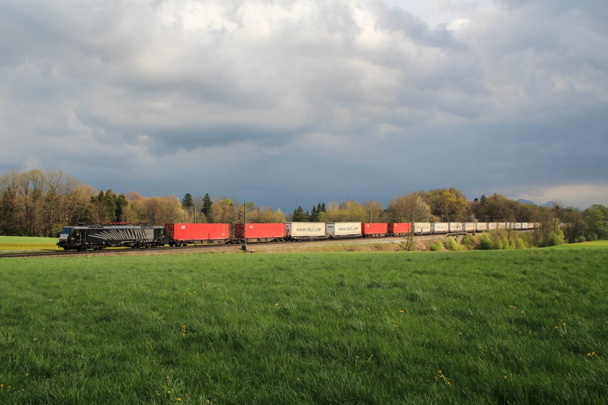 ES 64 F4 - 927 mit einem EKOL am 14. April 2014 bei Hilperting.
