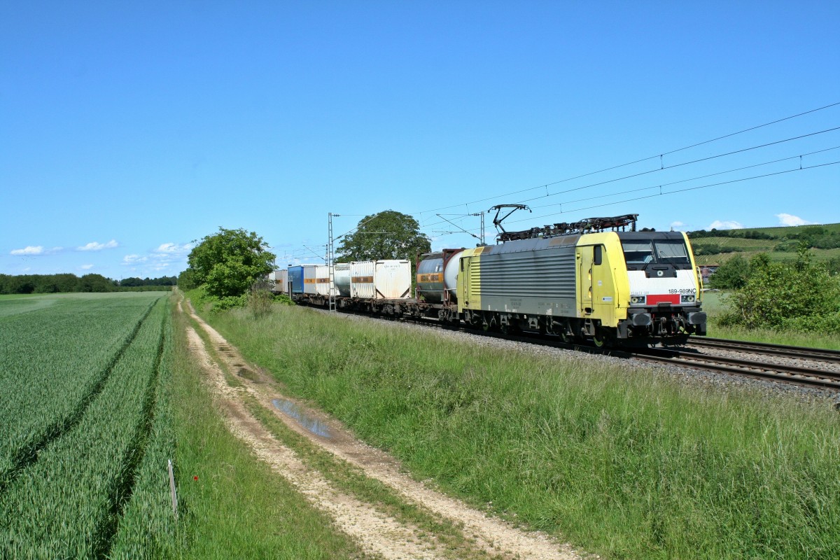 ES 64 F4-989 mit einem gemischten Gterzug auf dem Weg in den Sden am 23.05.14 bei Hgelheim.
