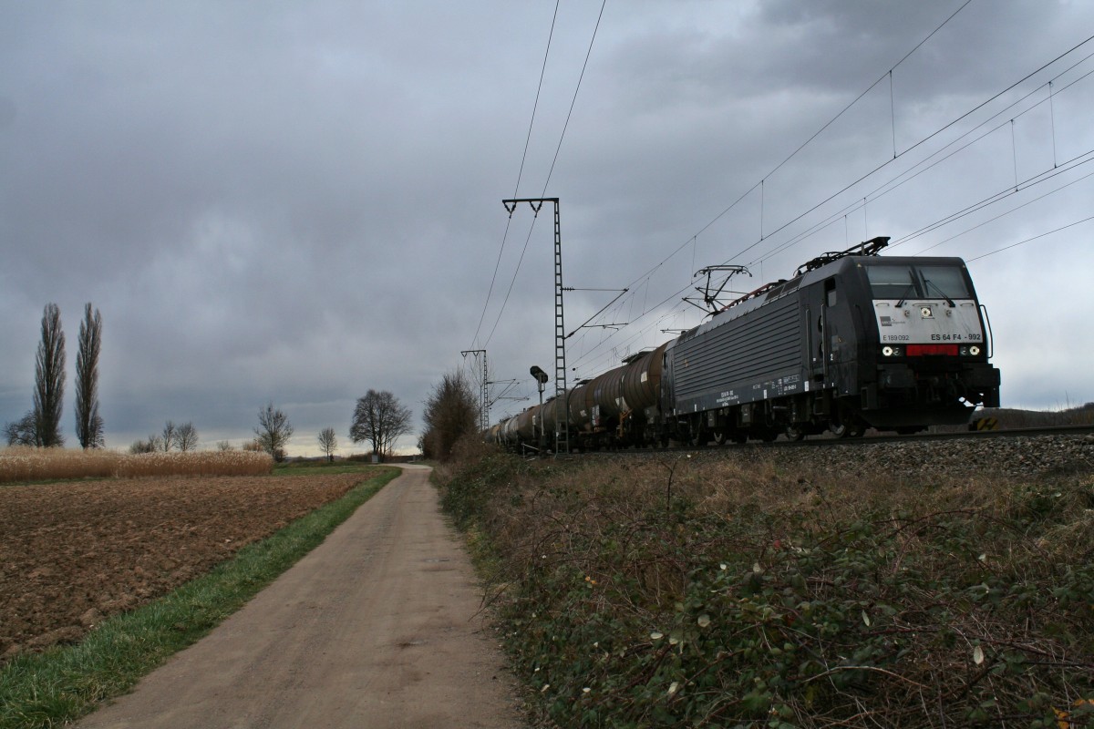 ES 64 F4-992 mit einem Kesselzug gen Basel am Nachmittag des 28.02.14 im Bahnhof Mllheim (Baden).