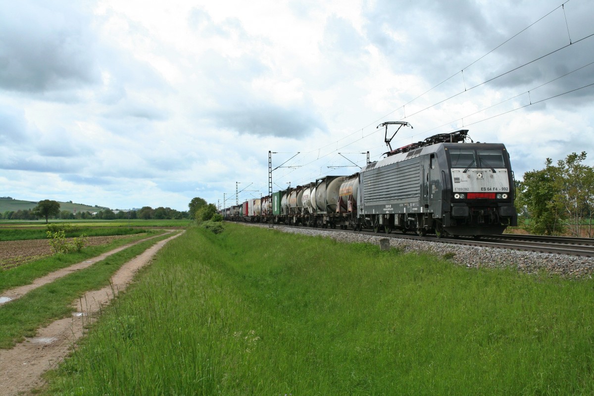 ES 64 F4-992 mit einem gemischten KLV-Zug aus der Schweiz auf dem Weg in Richtung Holland am Vormittag des 08.05.14 s�dwestlich von H�gelheim.