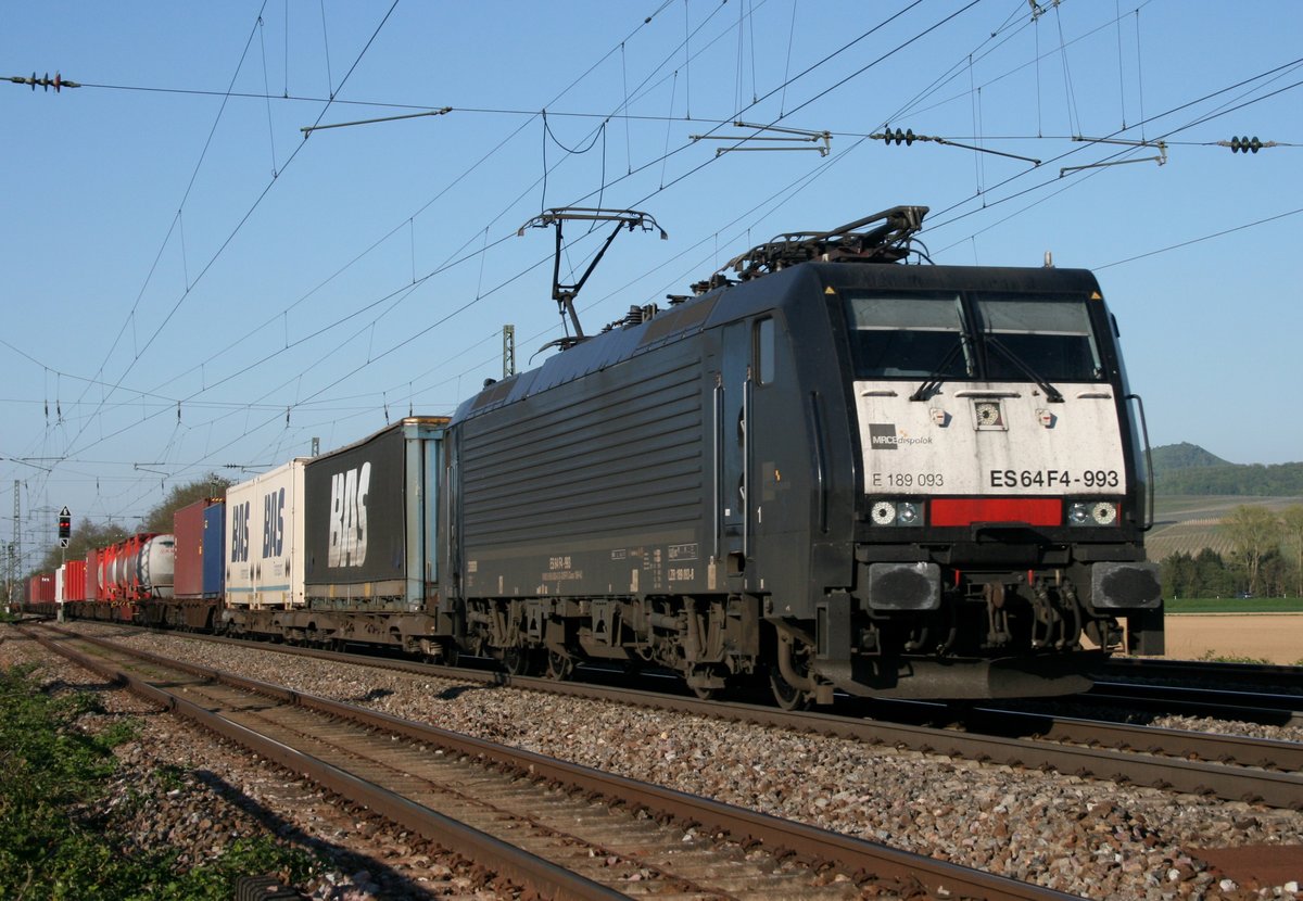 ES 64 F4-993 mit DGS 40111 (SBB, Rotterdam–Melzo) am 23.04.2015 in Bad Krozingen, aufgenommen vom parallel laufenden Offnadinger Weg