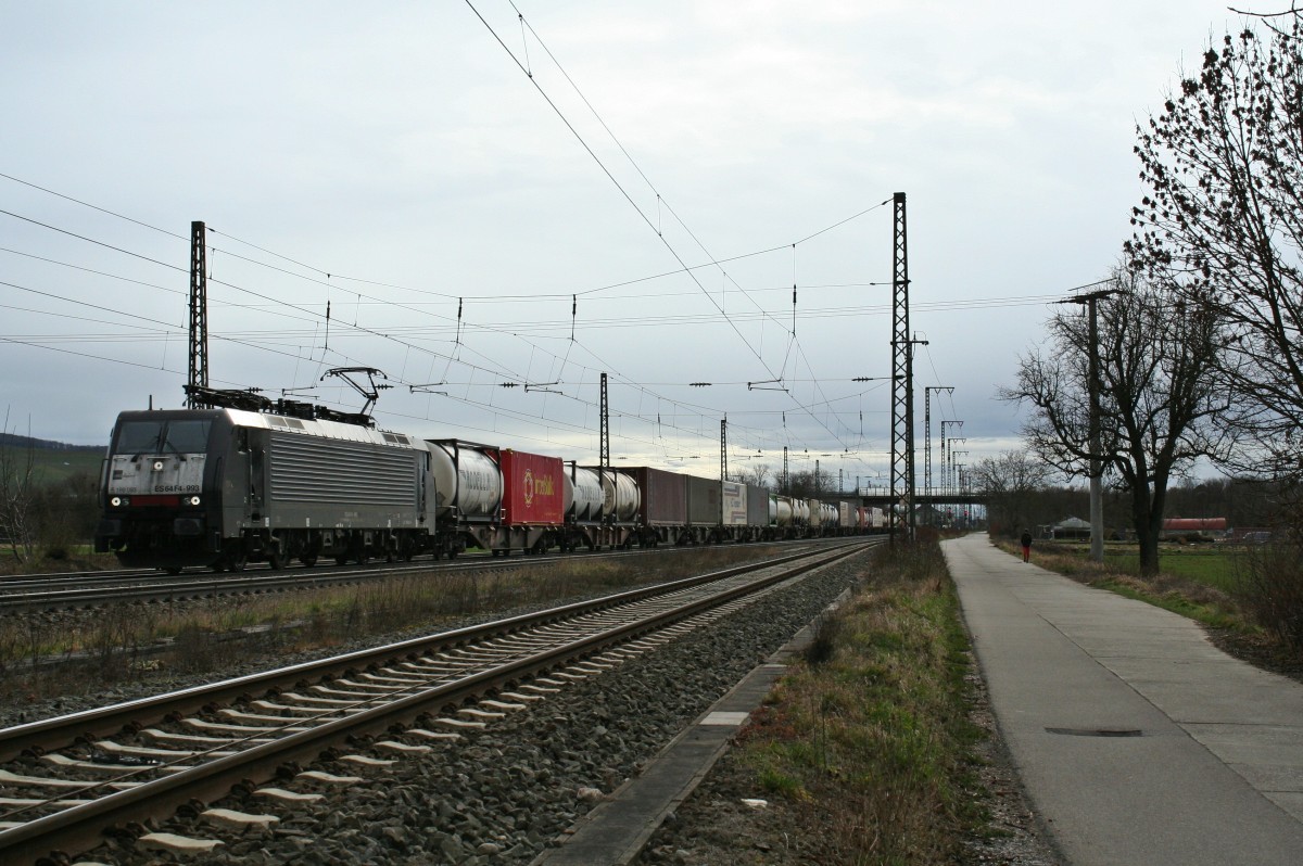 ES 64 F4-993 mit einem gemischten KLV-Zug gen Norden am Nachmittag des 14.02.14 im Bahnhof Mllheim (Baden).