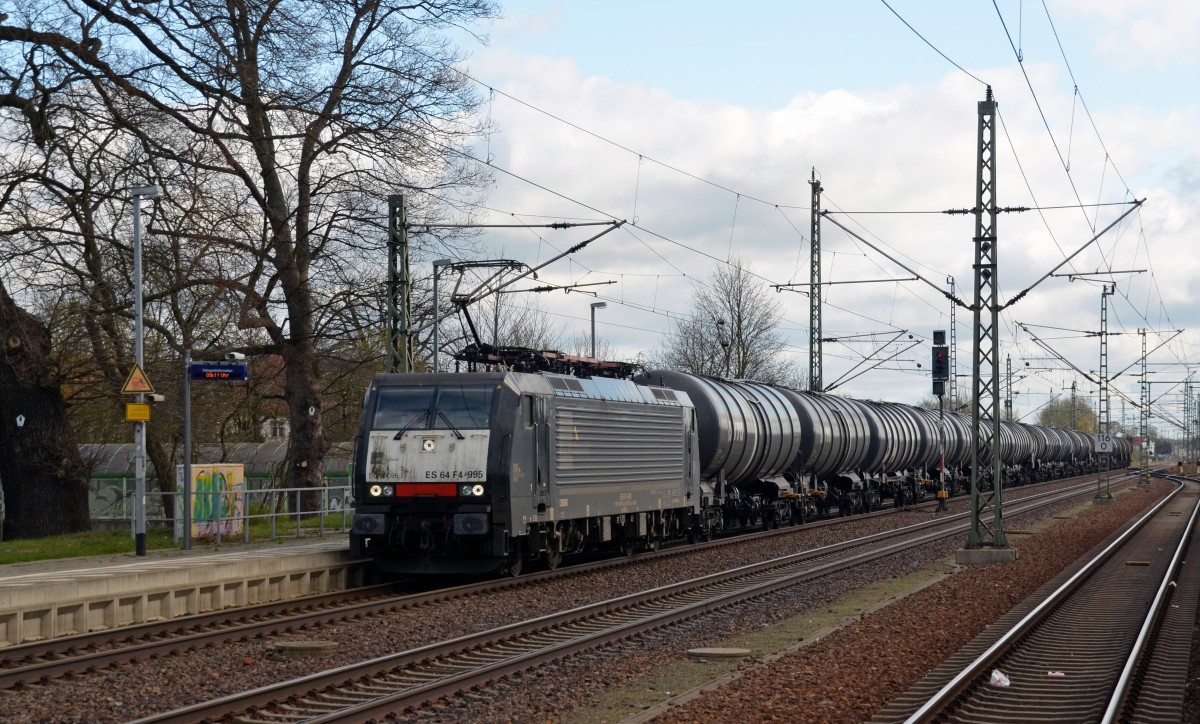 ES 64 F4 - 995 passierte mit einem Kesselwagenzug am 13.04.15 Gräfenhainichen Richtung Bitterfeld.