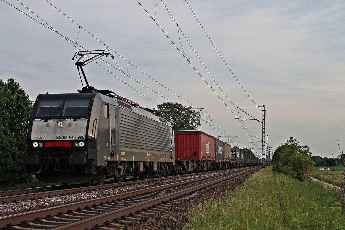 ES 64 F4-996 (189 096-1) am 12.05.2015 mit einem Containerzug nödlich von Müllheim (Baden) bei Hügelheim und fuhr gen Freiburg.