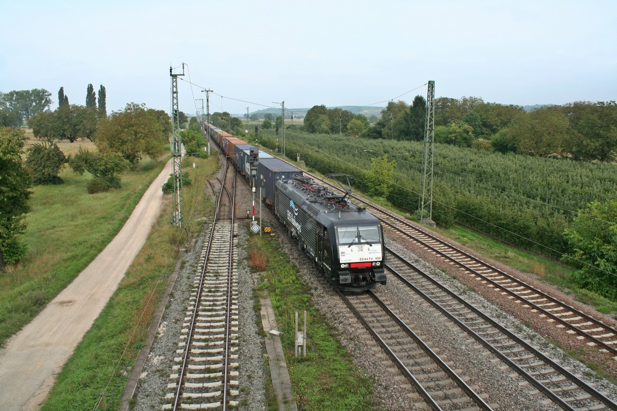 ES 64 F4-998 durchfuhr am Nachmittag des 28.09.13 den Bahnhofs Mllheim (Baden) in Richtung Basel. Hier ist der Zug an der nrdlichen Spitze des Ausweich- und Personenbahnhofs zusehen.