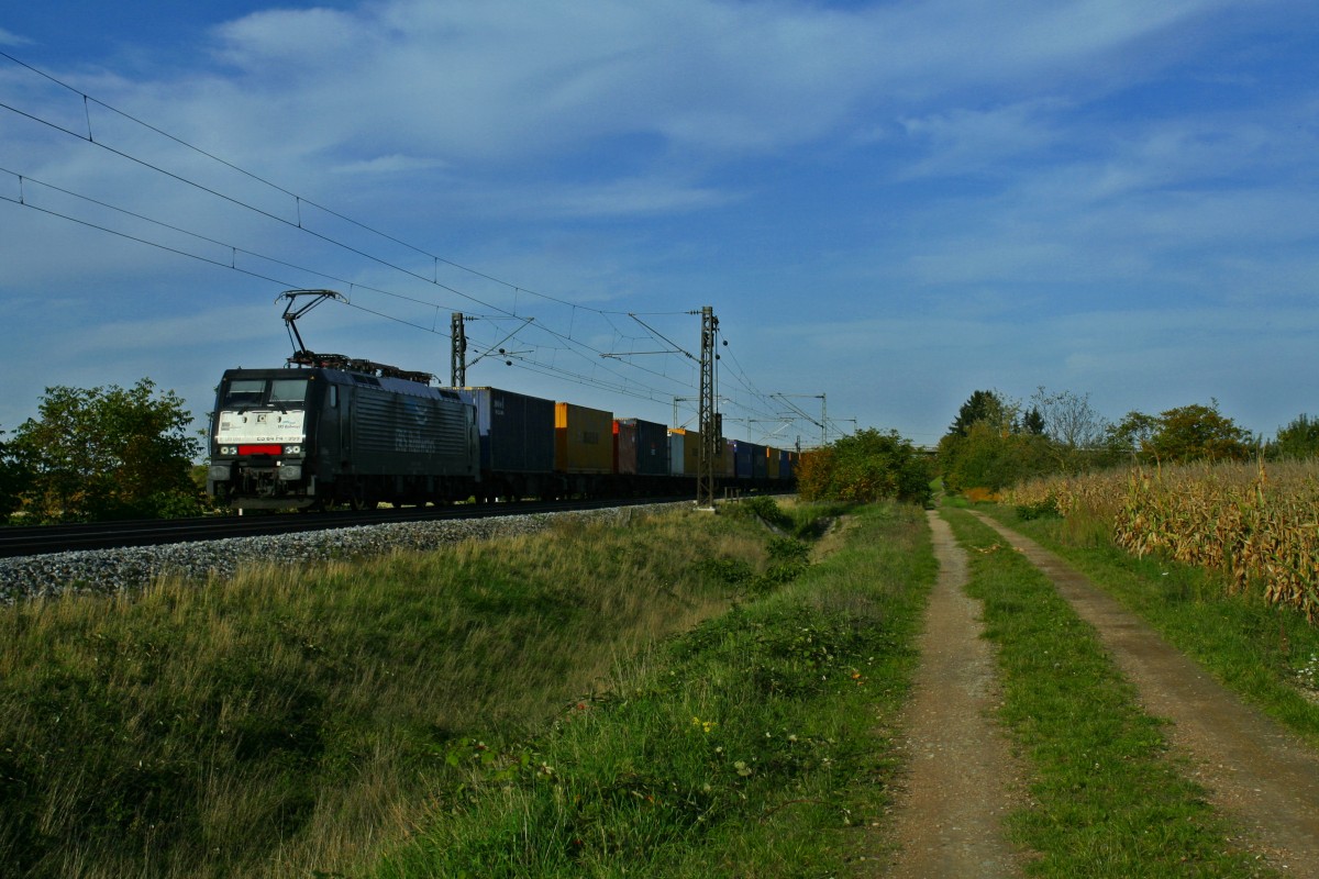 ES 64 F4-999 mit einem KLV-Zug den Süden am Nachmittag des 22.10.13 bei Hügelheim.