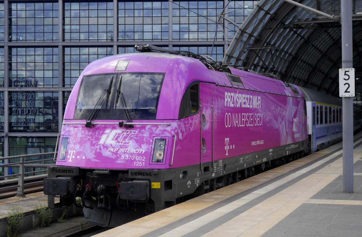 ES 64 der PKP mit Telekom-Vollwerbung (91 51 5 370 002-5 PL-PKPIC)zieht den EC 45 Richtung Warschau aus dem Berliner Hbf. (25.7.15)