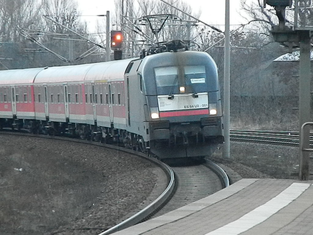 ES 64 U2 - 001 mit RB16322 auf dem Weg nach Eisenach. Einfahrt in den Bhf Weißenfels am 15. Januar 2014