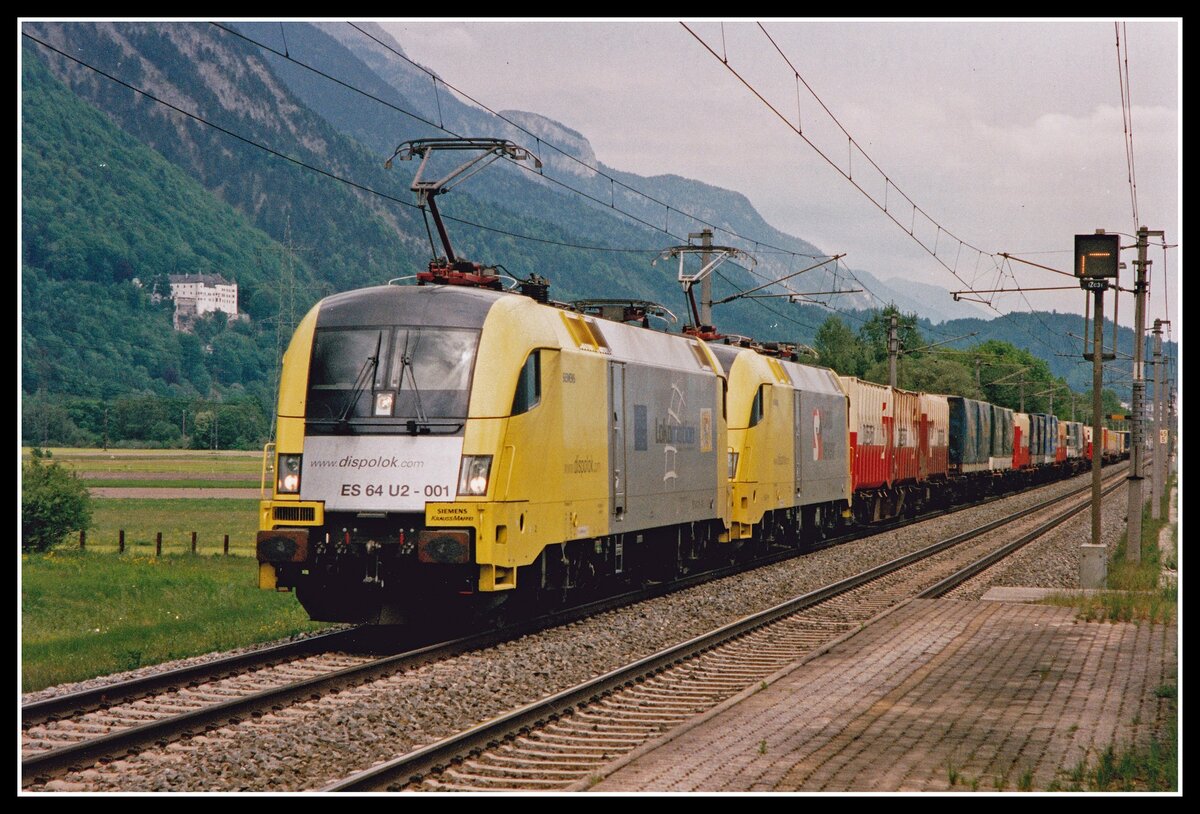 ES 64 U2-001 und E 64 U2-713 (1116.701 +.713) fahren am 14.05.2002 mit einem Güterzug bei Stans bei Schwaz durchs Inntal. neben der Lok ist das Schloß Tratzberg zu erkennen.