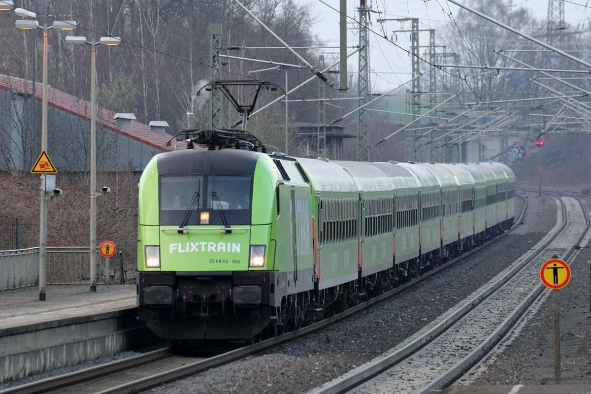 ES 64 U2-005 (182 505) durchfährt mit dem Flixtrain Recklinghausen Hbf. 1.4.2018