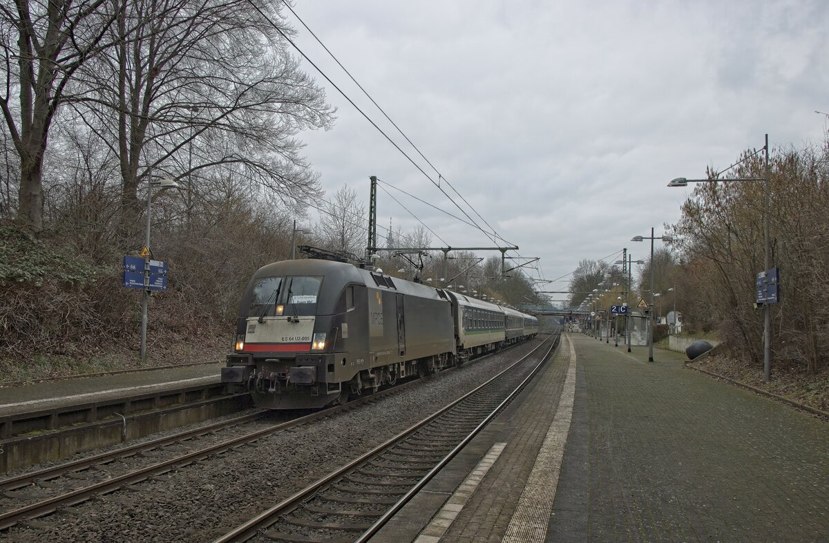 ES 64 U2-005 der MRCE durchfährt mit einem TRI-Ersatzzug auf der Linie RE 11 den Bahnhof Dortmund-Signal-Iduna-Park (23.01.2022)