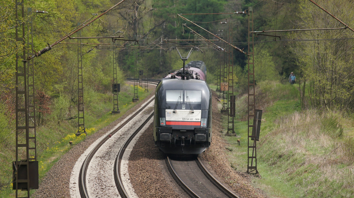 ES 64 U2 - 008 (182 508-2)schiebt gemischte Personanwaggons von HkX und der Nord-ostsee-Bahn (NOB) am 03.05.2015 in Fahrtrichtung Bremen. Foto aufgenommen am Wiehengebirgs-Pass zwischen Vehrte und Ostercappeln.