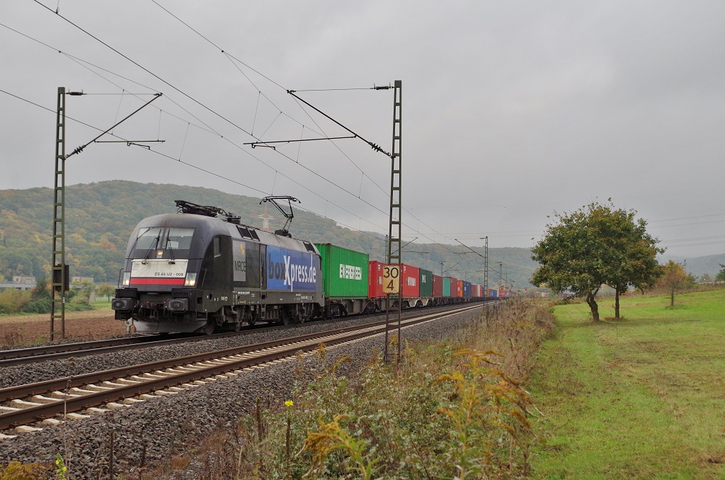 ES 64 U2 - 008 BoxXpress mit Containerzug am 13.10.2013 bei Harrbach Richtung Wrzburg. 