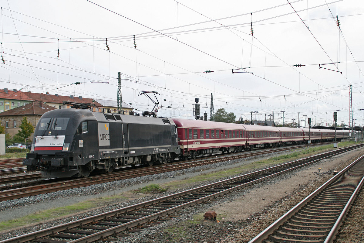 ES 64 U2-009 verlässt mit einer Garnitur Euro-Express Wagen den Bamberger Bahnhof am 6. Oktober 2019 um 12:10 Uhr.