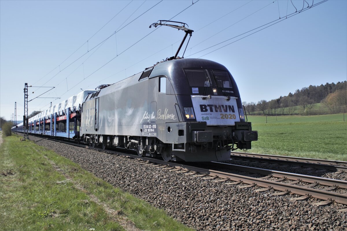 ES 64 U2-010 (182 510-8) ist mit seinen Autozug in Richtung Norden unterwegs.