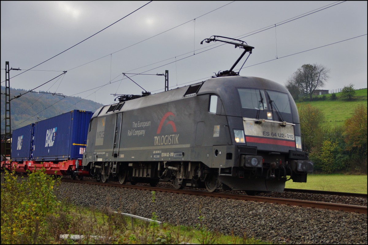 ES 64 U2-010 -MRCE-(182 510) ist mit einen Containerzug am 28.10.14 bei Hermannspiegel unterwegs.