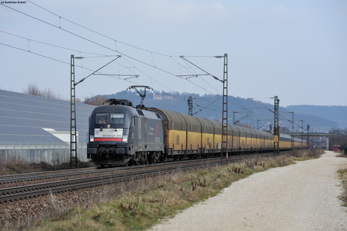 ES 64 U2-010 von MRCE ausgeliehen an TX Logistic mit einem Autozug bei Pölling, 03.03.2014
