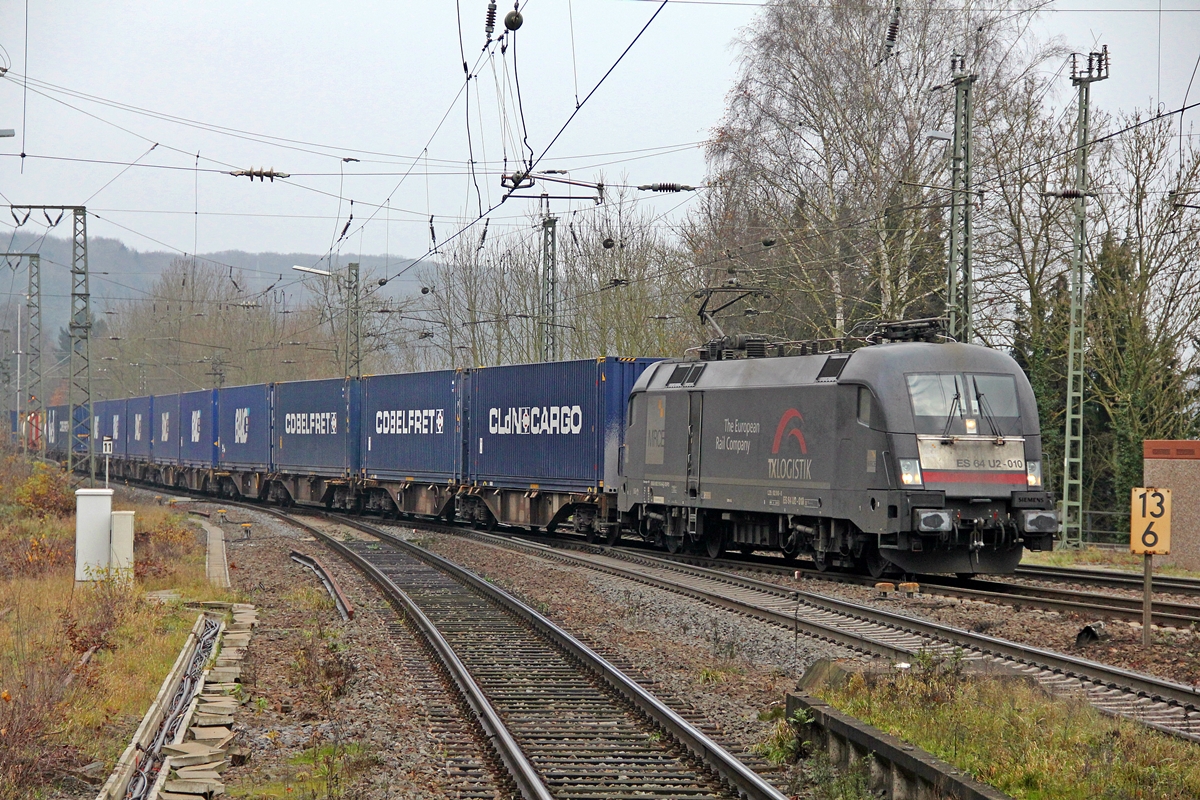 ES 64 U2-010 der MRCE unterwegs für TX Logistik bei der Einfahrt in Baunatal Guntershausen in Richtung Bebra. 28.11.2014