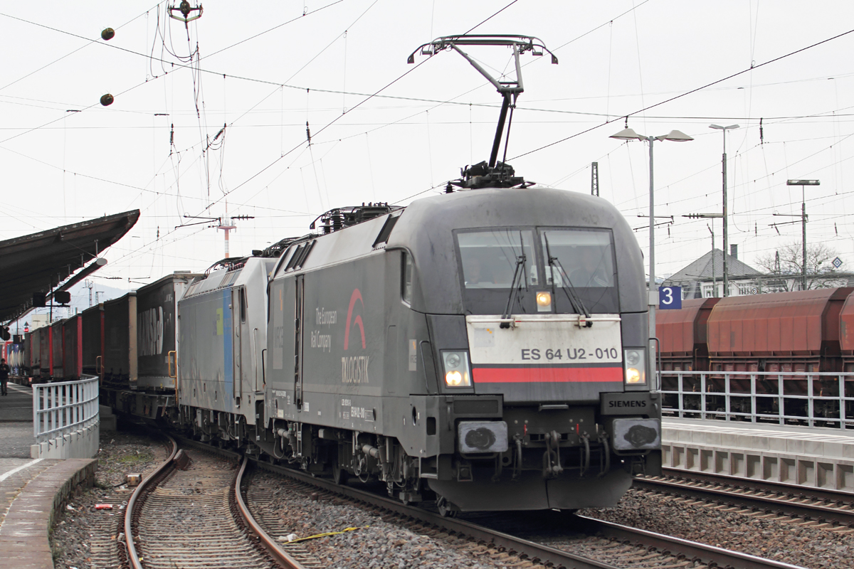 ES 64 U2-010 unterwegs für TXL durchfährt Neuwied Bf. 12.3.2016