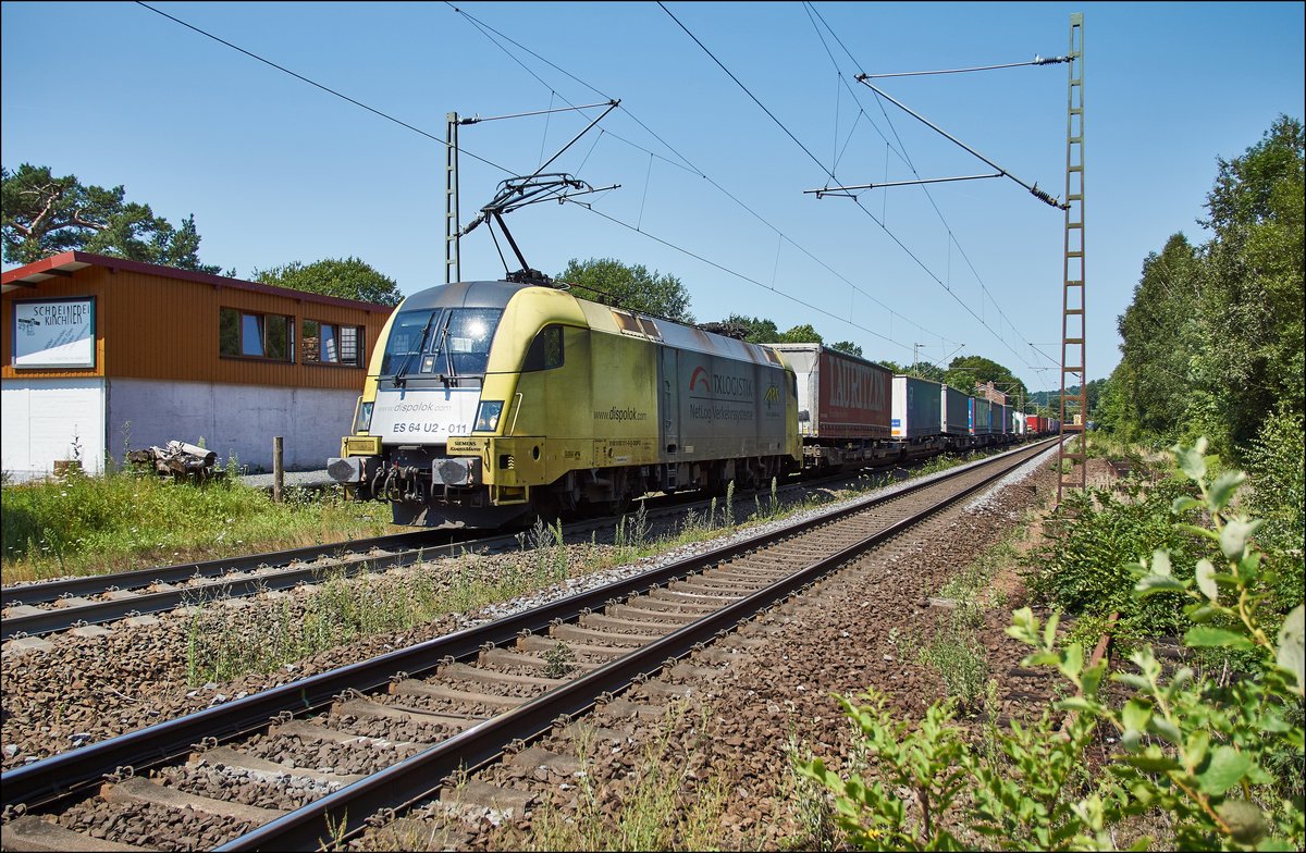 ES 64 U2-011 (182 511-6) von TXLOGISTIK ist am 19.07.2017 mit einen Aufliegerzug bei Vollmerz zu sehen.Bild wurde von öffentlichen Gelände gemacht.
