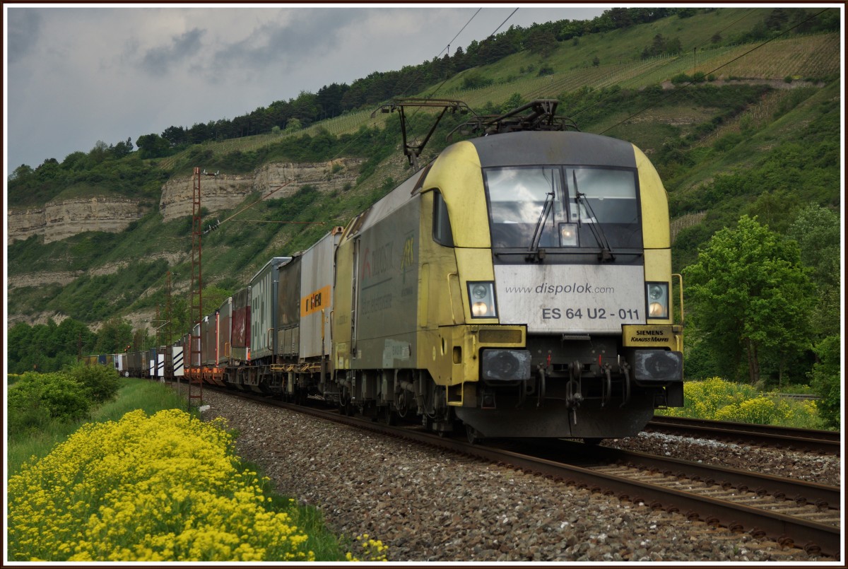 ES 64 U2-011 von TXL mit einen Aufliegerzug Richtung Süden am 08.05.14 bei Thüngersheim.