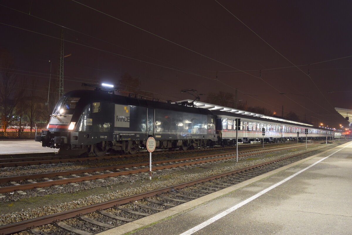 ES 64 U2 - 012 im Januar 2021 mit einem Abellio-Ersatzzug in Tübingen Hbf