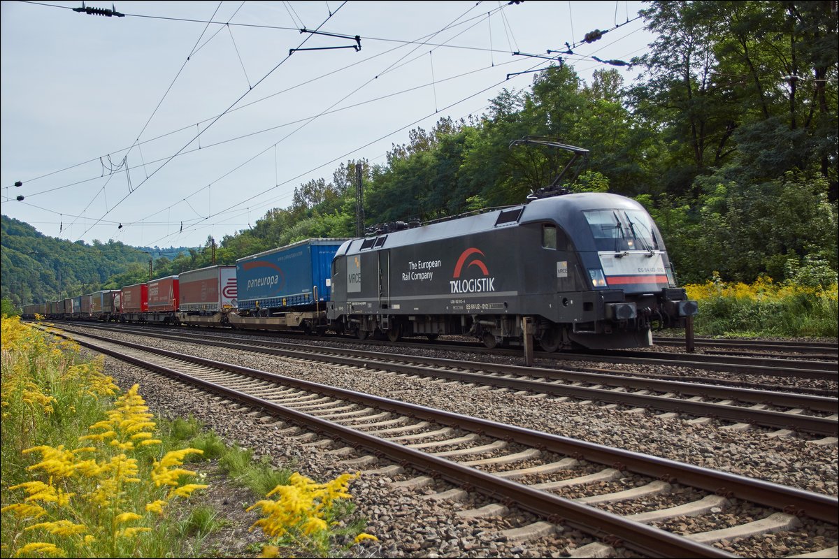 ES 64 U2-012 (182 512) ist mit einen Aufliegerzug bei Elm am 30.08.2017 unterwegs.