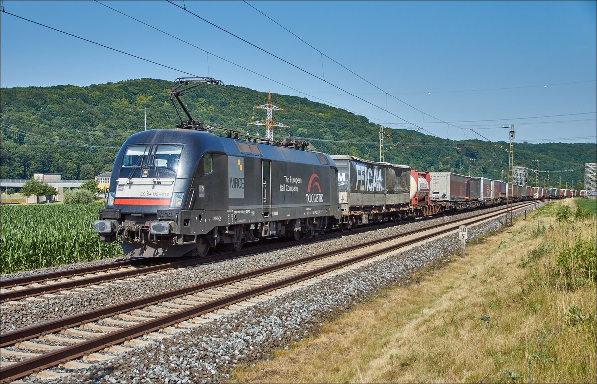 ES 64 U2-012 (182 512-4) von MRCE mit einen Aufliegerzug bei Harrbach am 05.07.2017 zu sehen.